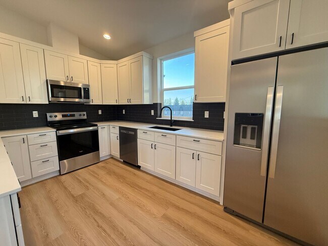 Building Photo - Brand New Modern 2 Bed/ 1 Bath Triplex - Larkspur