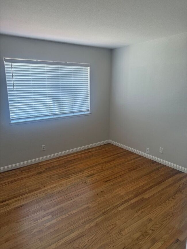 Building Photo - Beautiful 3 bedroom 1.5 House
