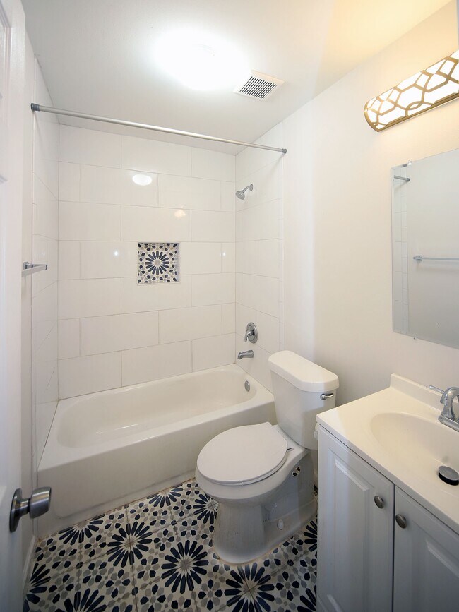 Building Photo - 6709 Greenhurst St