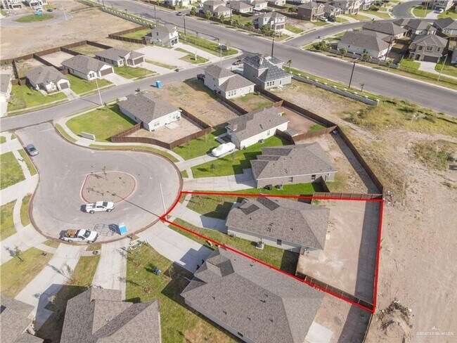 Building Photo - LARGE HOME! 3 BEDROOM!