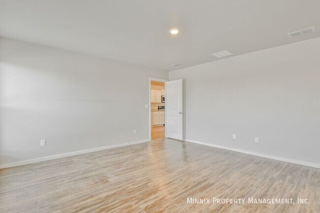 Building Photo - 2012 Kenwood Ave