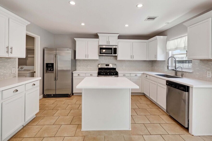 Building Photo - 7711 Parkwood Way