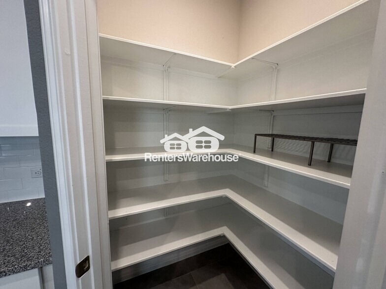 Building Photo - 513 Longmount Cv