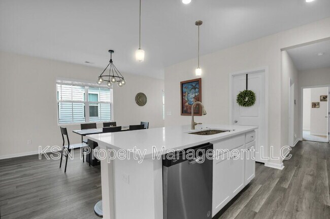 Building Photo - 107 Firefly Cir