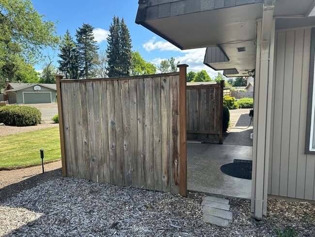 Building Photo - Beautifully updated 3 bedroom 1.5 bath dup...