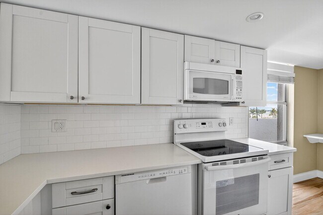 Building Photo - 3901 S Flagler Dr