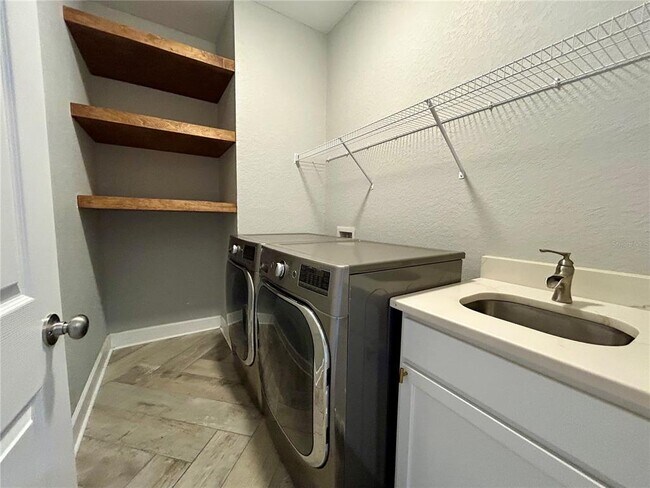 Building Photo - 1027 Campbell Ave