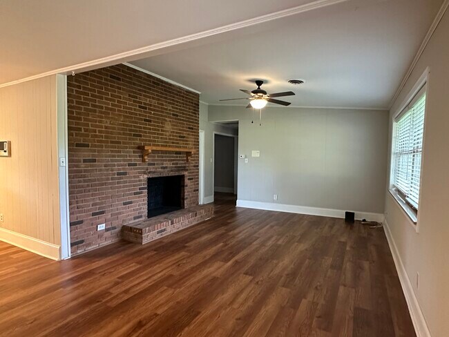 Building Photo - 1600 Plumcrest Dr