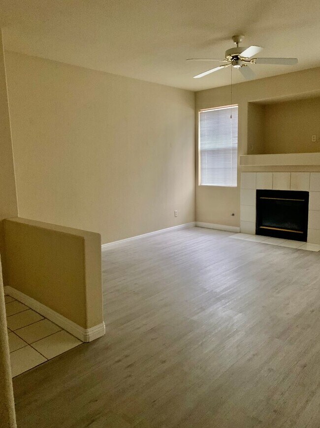 Building Photo - Must See Condo!