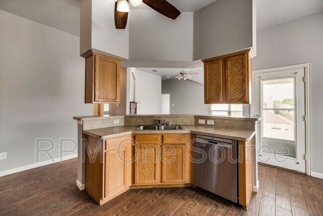 Building Photo - 300 Creekside Dr