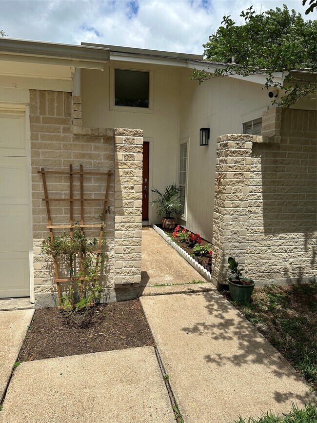 Building Photo - 16007 Mill Point Dr