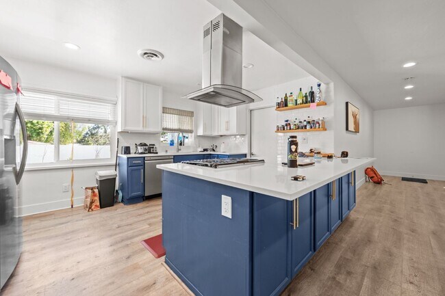 Building Photo - Private pool with canyon views!