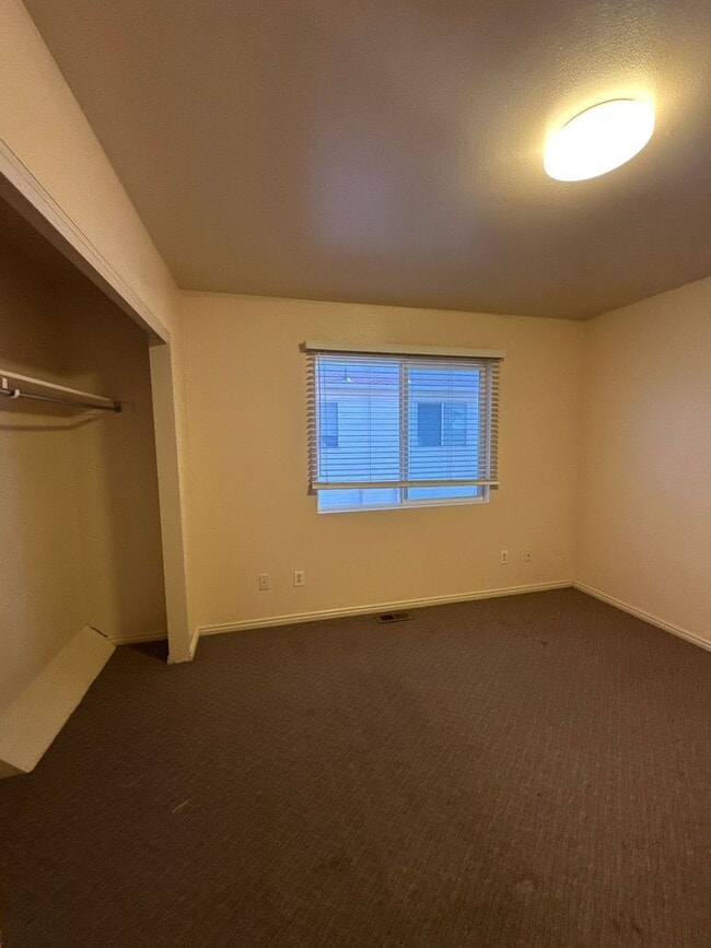 Building Photo - Milford Townhouse