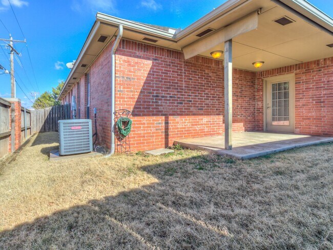 Building Photo - Spacious Edmond Gem with Bonus Room & Cove...