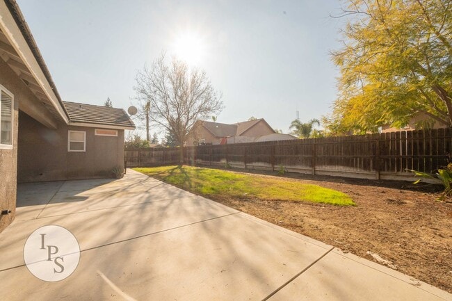 Building Photo - Kerman Westside Home, 3BR/2BA, Built 2004 - Lots of Amenities!