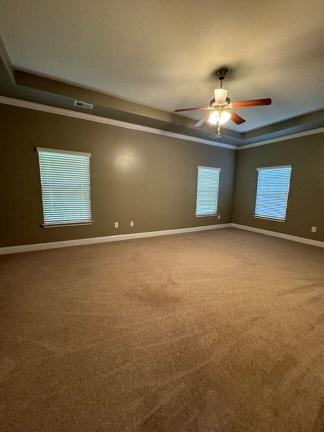 Building Photo - Brick Ranch - 3 Bedrooms & 2 Full baths wi...