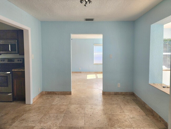 Building Photo - 413 SW 16th St