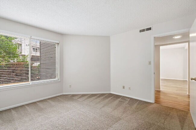 Building Photo - Updated 2-Bedroom Ground-Level Condo – Wat...