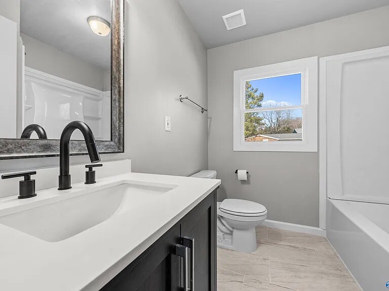 Building Photo - 5624 NW Oakwood Rd