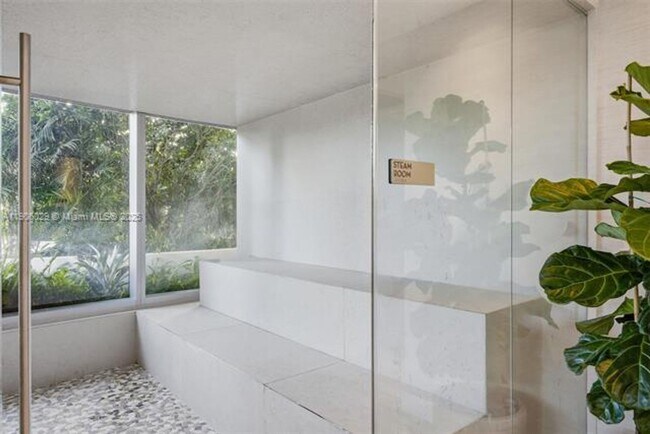 Building Photo - 700 NE 24th St