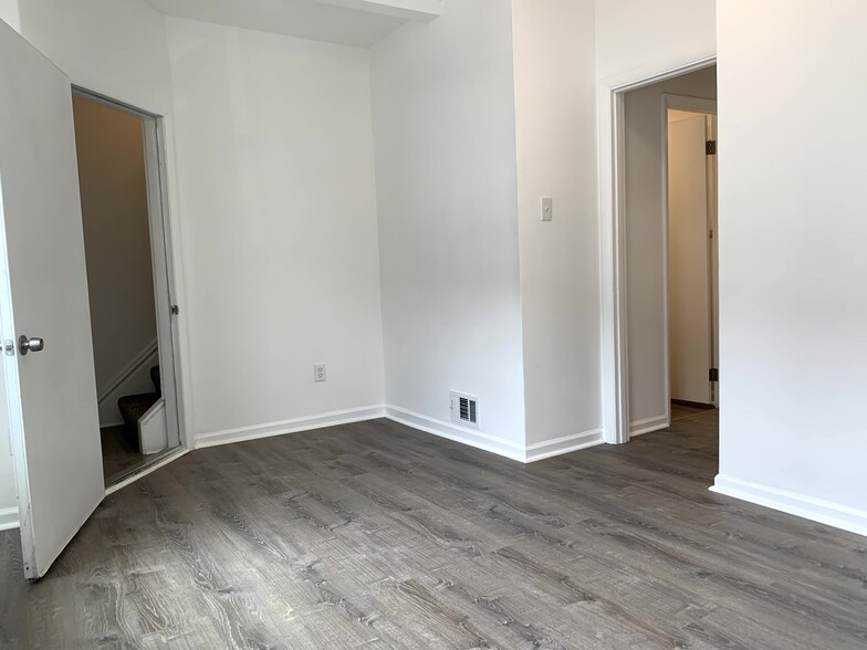 Building Photo - 411 Sample St