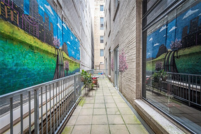 Building Photo - 914 Main St