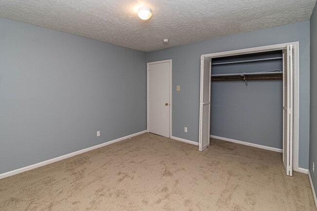 Building Photo - SPACIOUS Brick Home ~ Great location close...