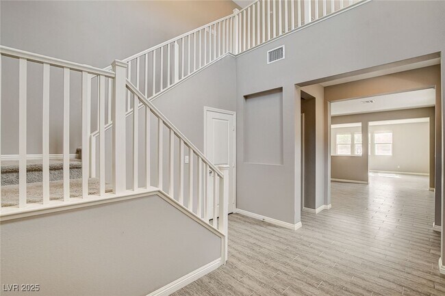 Building Photo - 6237 Fallsview Ct