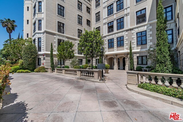 Building Photo - 316 N Rossmore Ave