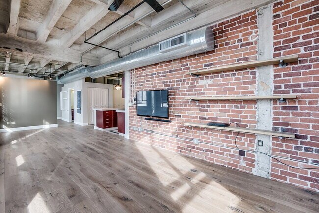 Building Photo - 114 W Adams St