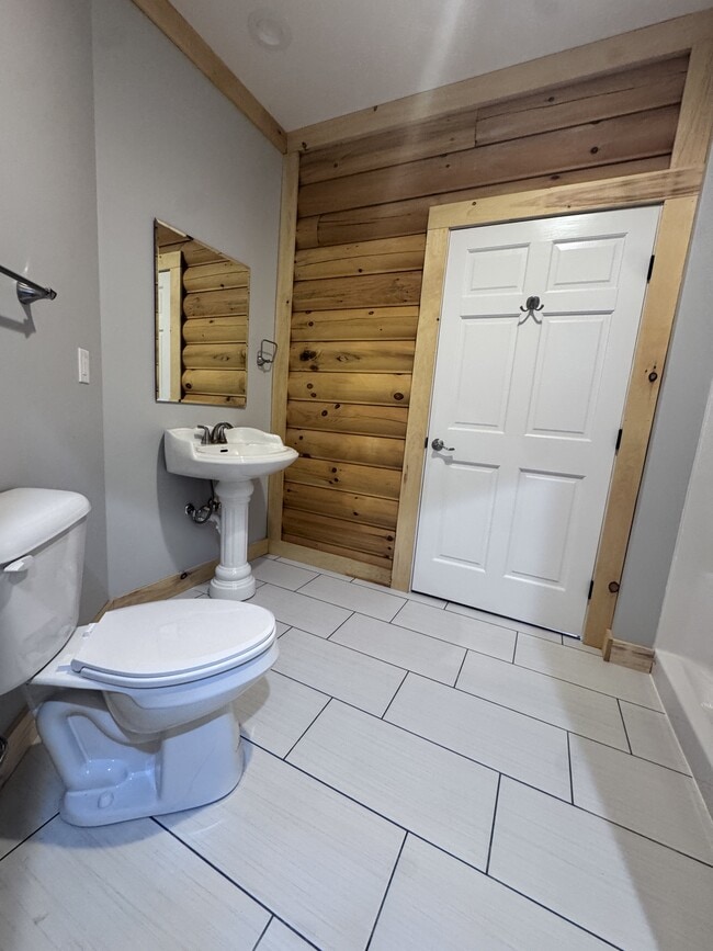 Building Photo - 1339 Hickory Point Dr
