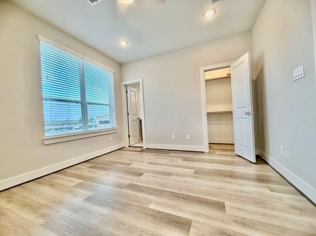 Building Photo - 1254 N Post Oak Rd