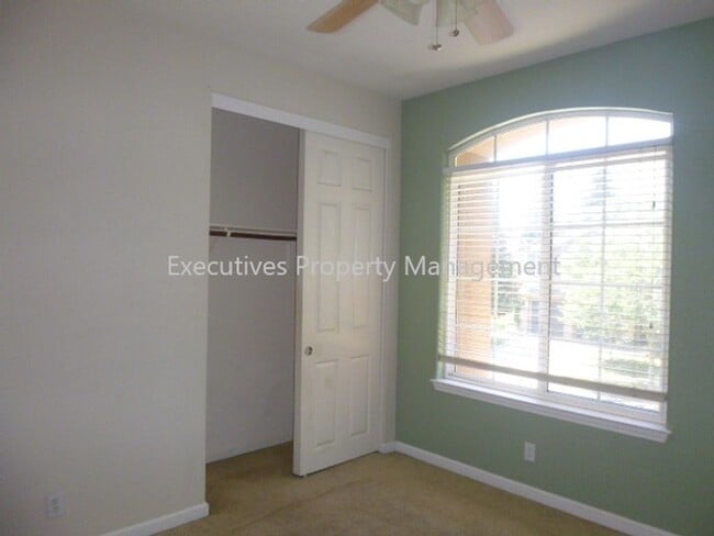 Building Photo - 717 Round Hill Dr