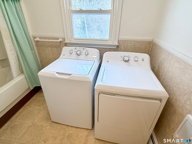 Building Photo - 225 Beechwood Ave