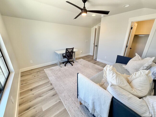 Building Photo - Beautiful Modern 5 Bedroom Home!! Furnished or Unfurnished option!!