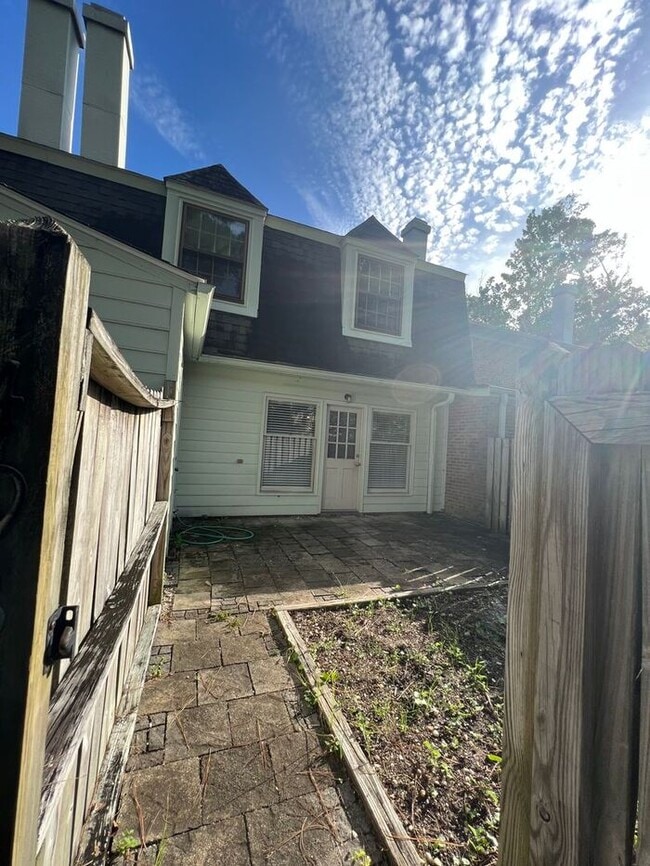 Building Photo - 6-7 month lease term!!! Popular town home ...