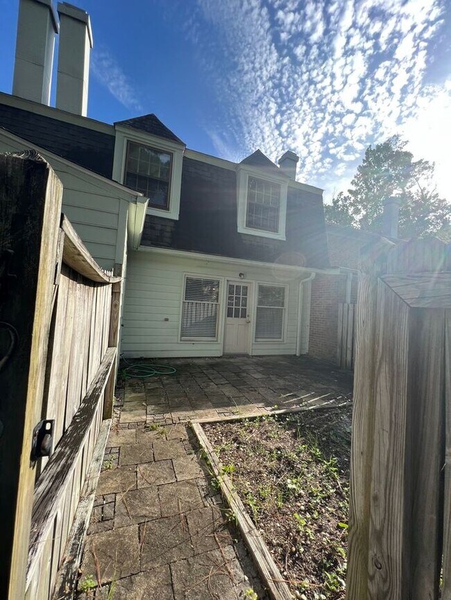 Building Photo - Short/Long Term Lease Options!!! Popular t...