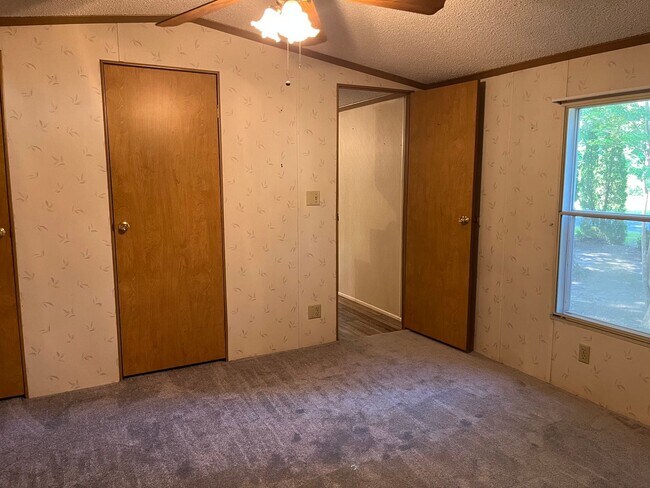 Building Photo - Move-In Ready Year-Round Home in a Quiet Location