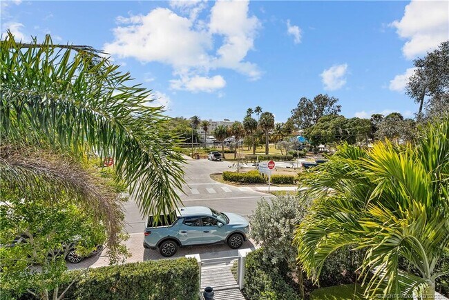 Building Photo - 521 SW Ocean Blvd