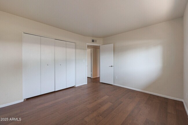 Building Photo - 601 W Coral Gables Dr