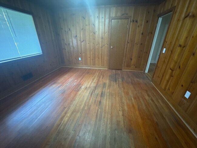 Building Photo - Beautifully updated and conveniently locat...