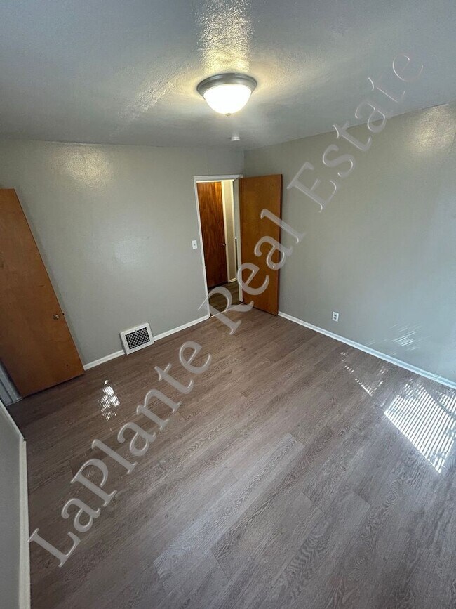 Building Photo - Cute 2 bedroom, 1 bath home on a corner lo...