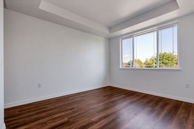 Building Photo - Stylish Longmont Condo with Vaulted Ceilings and Modern Upgrades