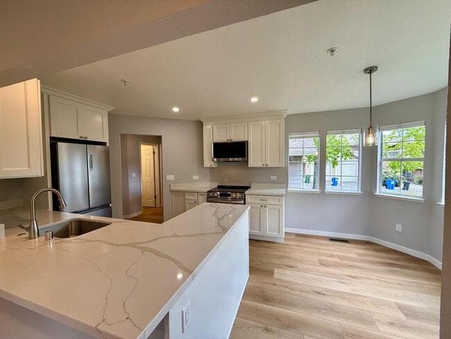 Building Photo - REMODELED FOUR BEDROOM / THREE BATH TOWNHOUSE IN COURTYARD AT PATRIDGE KNOLLS
