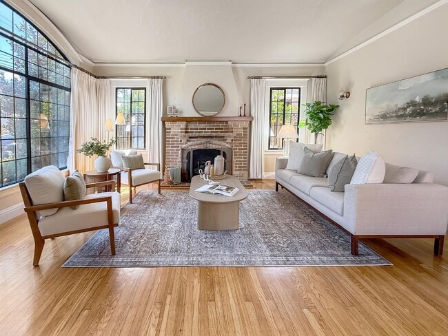 Building Photo - 2104 Carmelita Ave