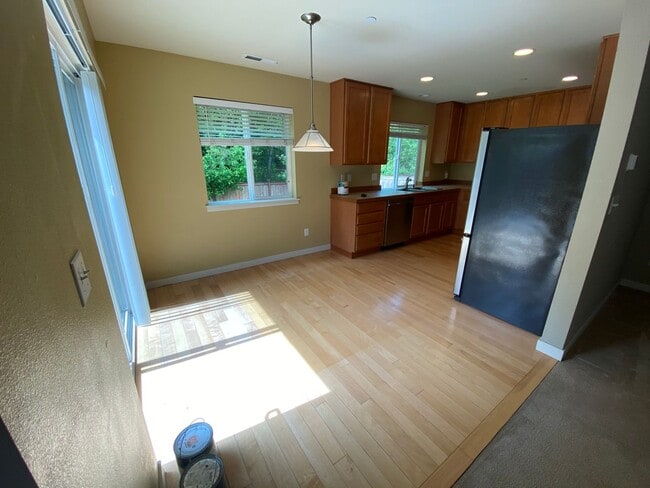 Building Photo - DuPont home with greenspace views, fenced ...