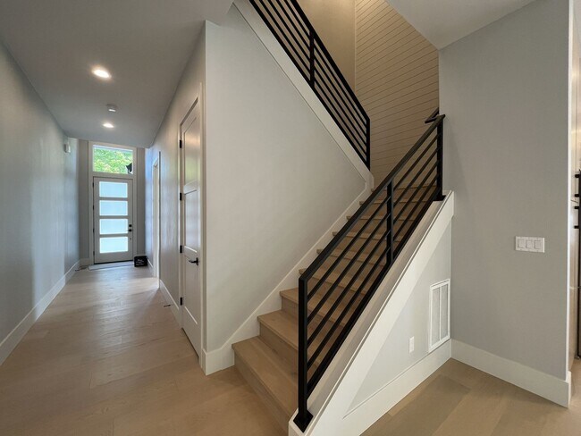 Building Photo - 17402 NW Lone Rock Dr