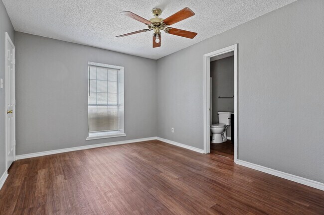 Building Photo - 804 Custer St