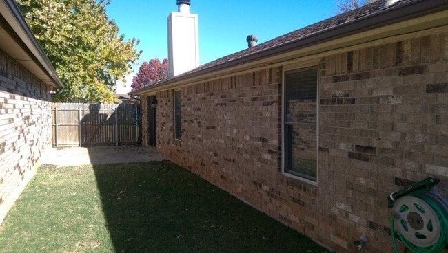 Building Photo - Unique 2 bed 2 bath 1 car with rare study ...