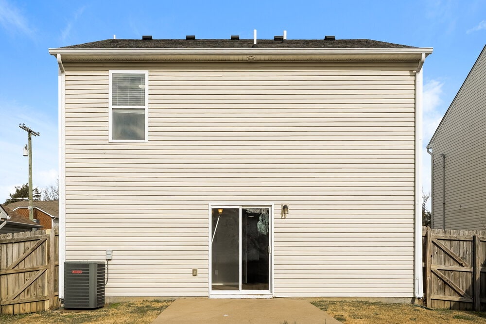 Building Photo - 2803 Creekbend Dr